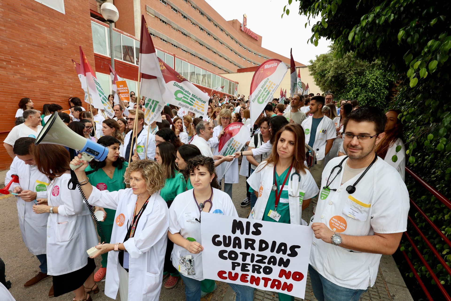 La huelga de médicos en los hospitales de Murcia, Cartagena y Lorca, en imágenes