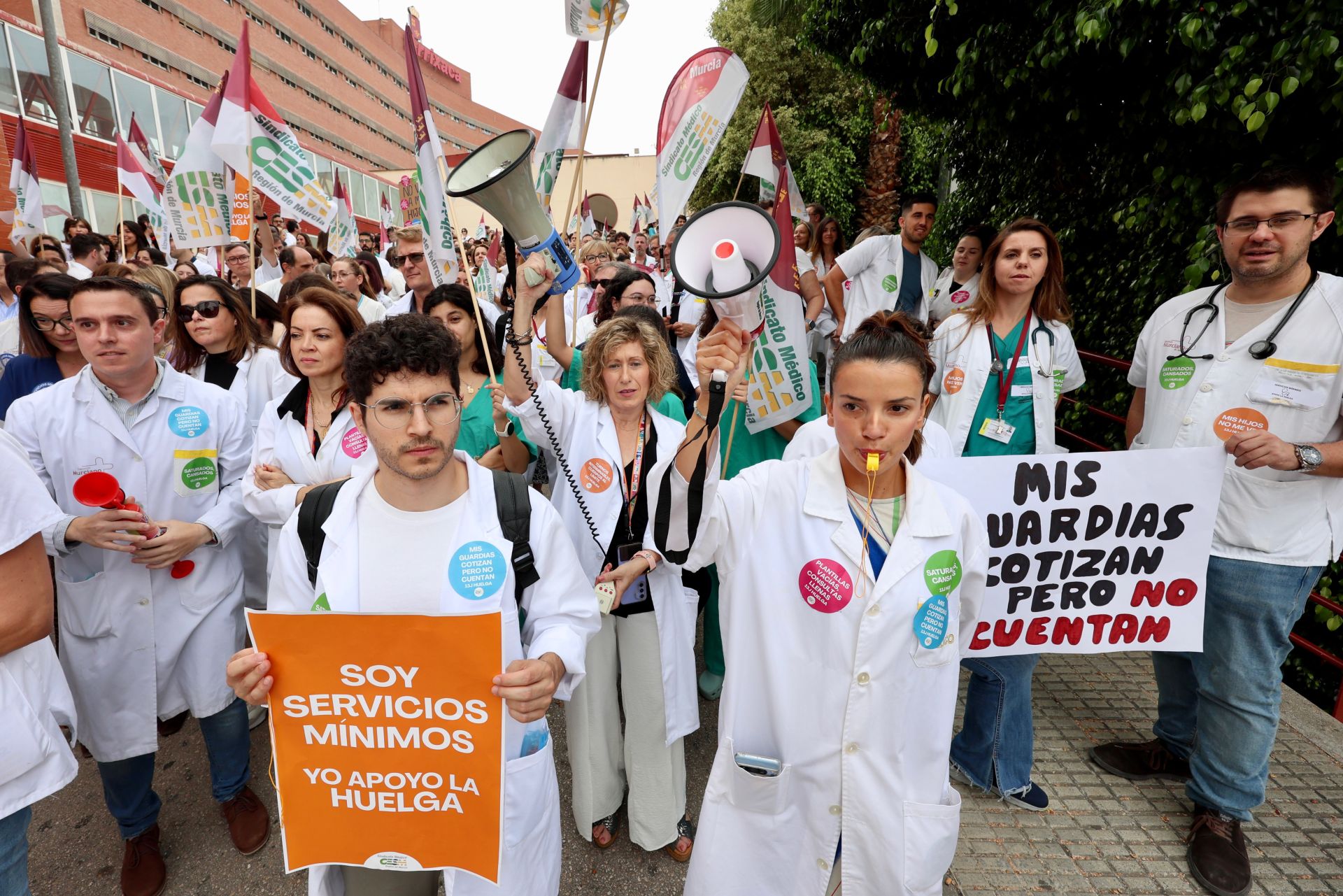 La huelga de médicos en los hospitales de Murcia, Cartagena y Lorca, en imágenes