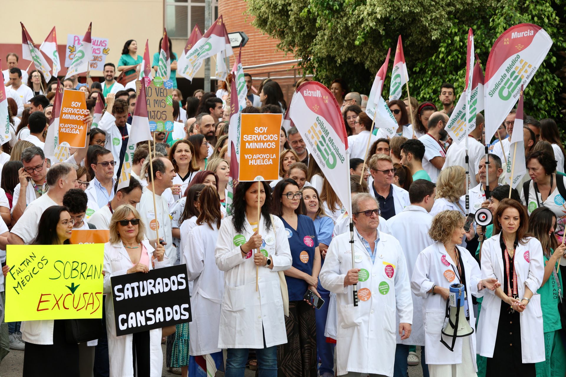 La huelga de médicos en los hospitales de Murcia, Cartagena y Lorca, en imágenes