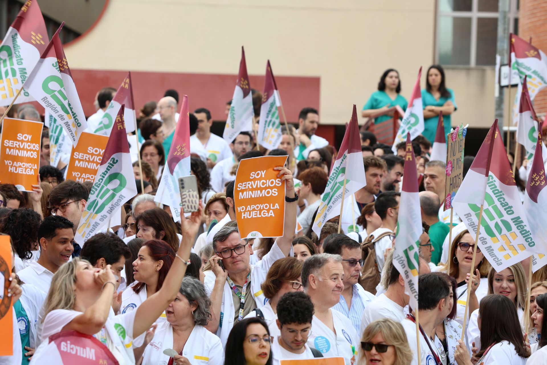 La huelga de médicos en los hospitales de Murcia, Cartagena y Lorca, en imágenes