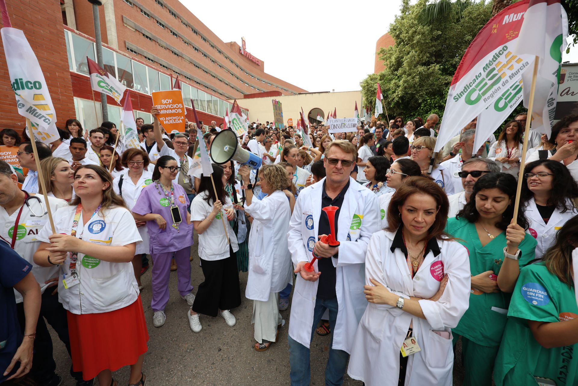 La huelga de médicos en los hospitales de Murcia, Cartagena y Lorca, en imágenes