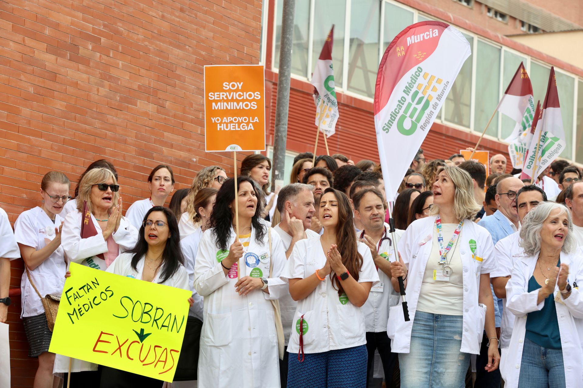 La huelga de médicos en los hospitales de Murcia, Cartagena y Lorca, en imágenes