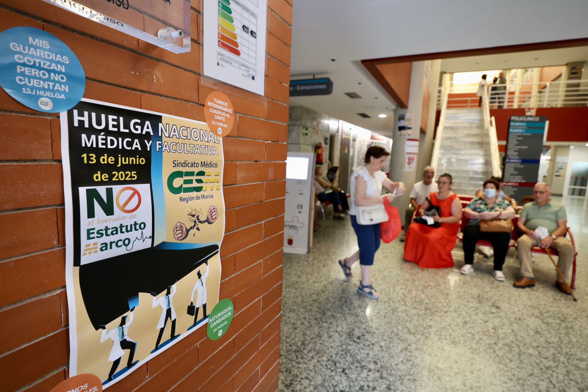 La huelga de médicos en los hospitales de Murcia, Cartagena y Lorca, en imágenes