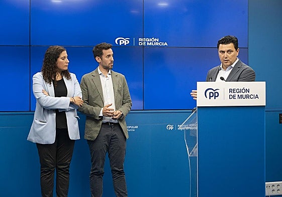 José Miguel Luengo, en el centro, junto a Francisco Lajara y Sofía López Briones, este viernes.