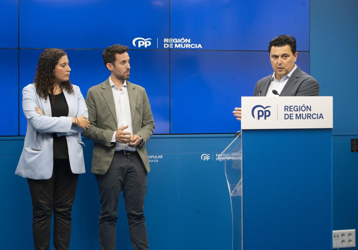José Miguel Luengo, en el centro, junto a Francisco Lajara y Sofía López Briones, este viernes.