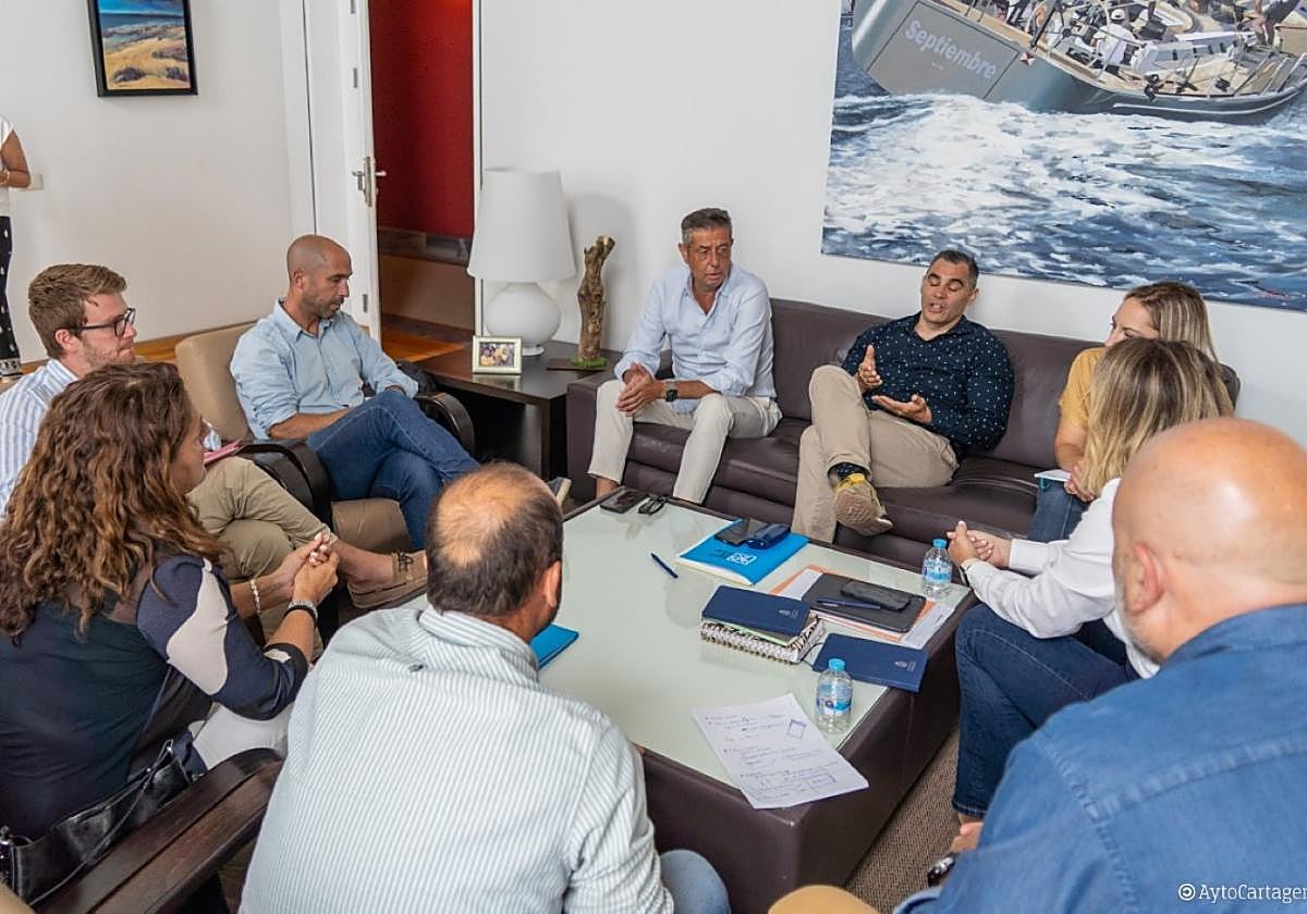 Representantes de Hostecar (en el sofá), durante la reunión del miércoles.