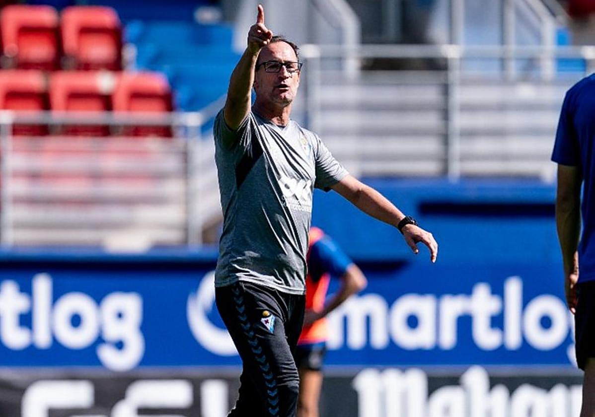 Joseba Etxeberria hace indicaciones durante un entrenamiento del Eibar.