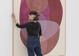 'La electricidad' (2025). Acrílico y lápiz sobre lienzo. 202,5 x 182,5 x 3,5 cm (enmarcado). Sin prejuicios teóricos ni vicios adquiridos, Maru Quiñonero se siente libre y convierte sus posibles errores por la falta de formación en Bellas Artes en una oportunidad de su propia creación.