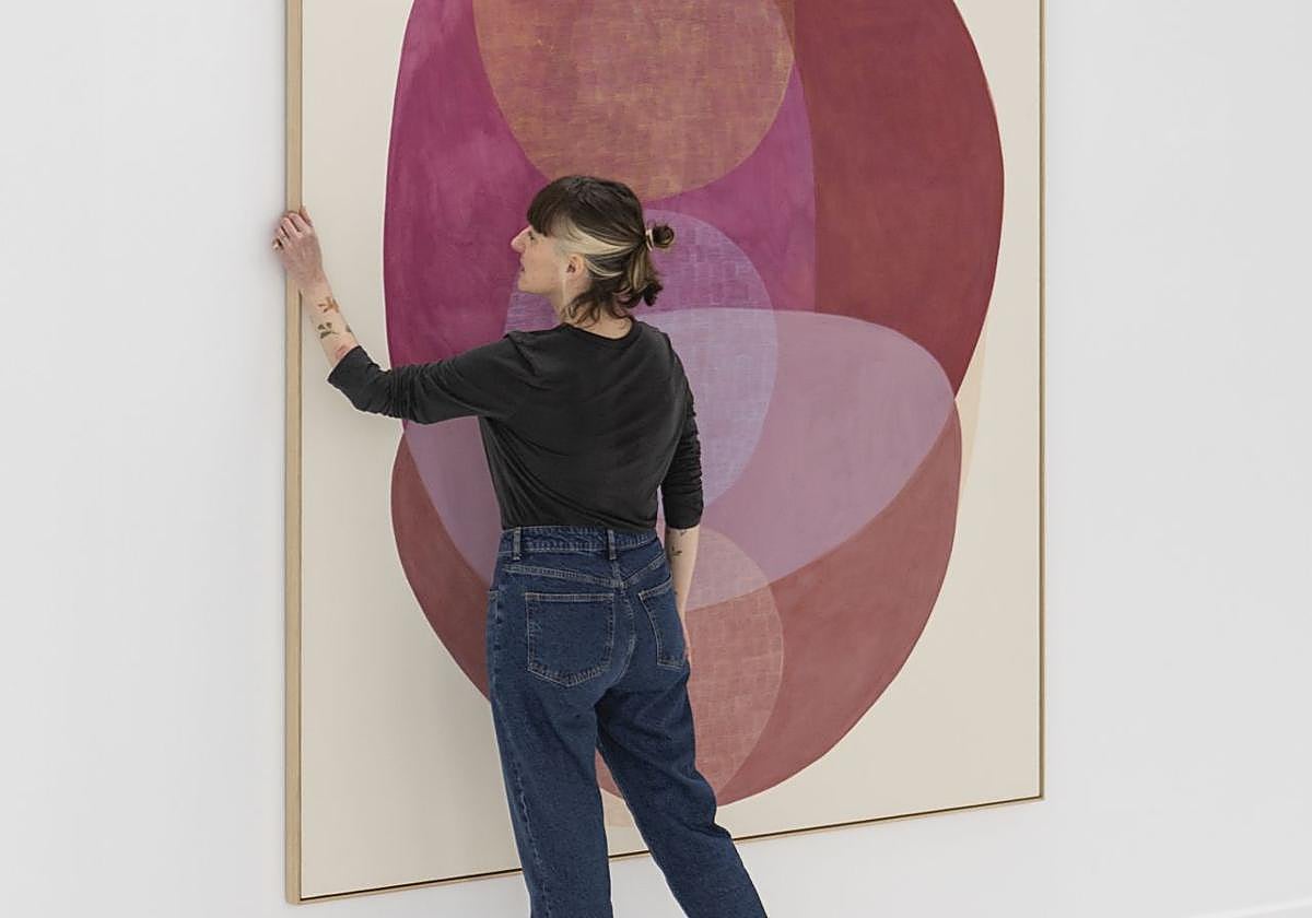 'La electricidad' (2025). Acrílico y lápiz sobre lienzo. 202,5 x 182,5 x 3,5 cm (enmarcado). Sin prejuicios teóricos ni vicios adquiridos, Maru Quiñonero se siente libre y convierte sus posibles errores por la falta de formación en Bellas Artes en una oportunidad de su propia creación.