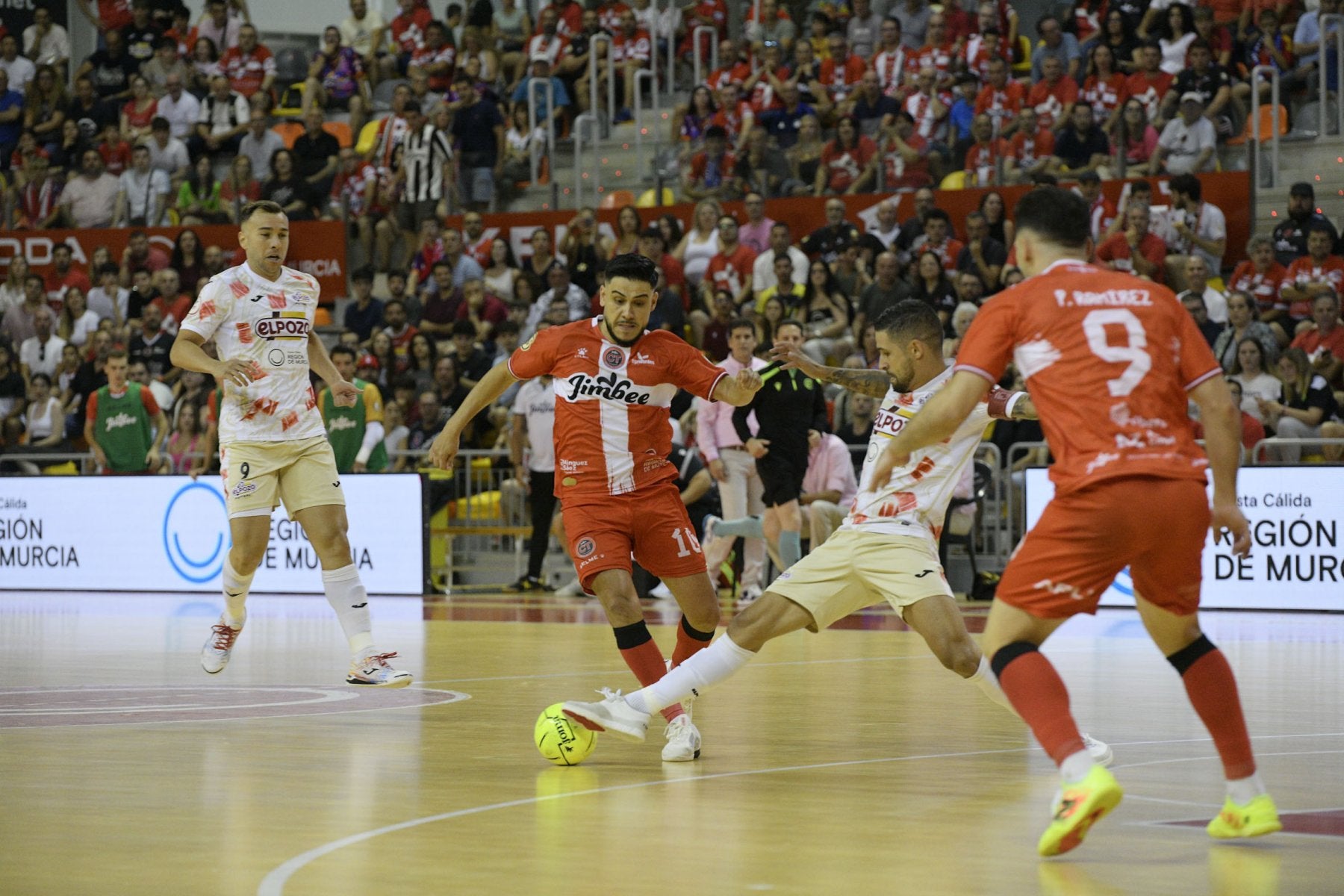 Valerio (ElPozo) corta el avance de Cortés (Jimbee) en una jugada del primer duelo del 'playoff' en el Palacio de los Deportes de Cartagena.