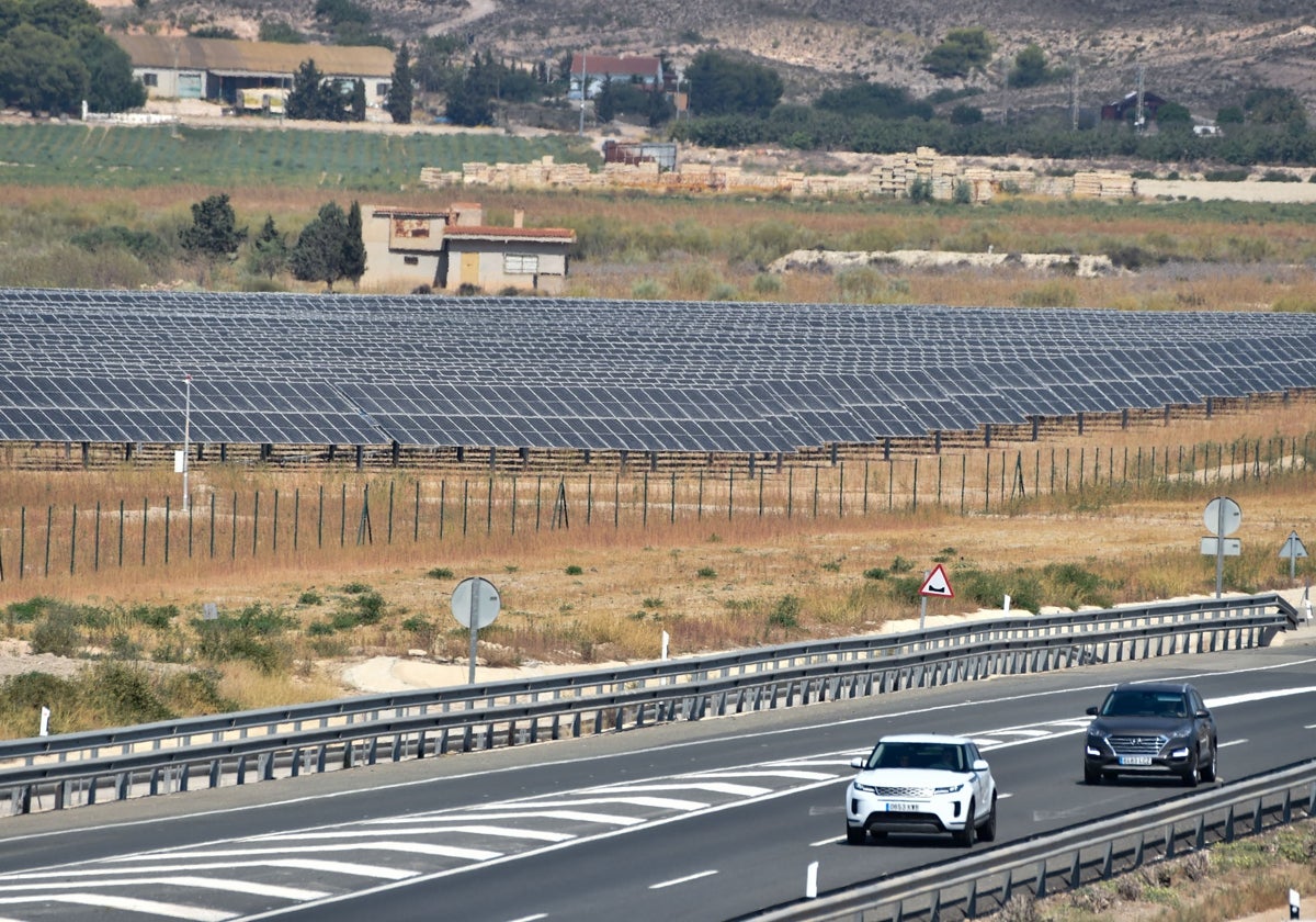 Planta solar al sur de Murcia, próxima a los proyectos paralizados.