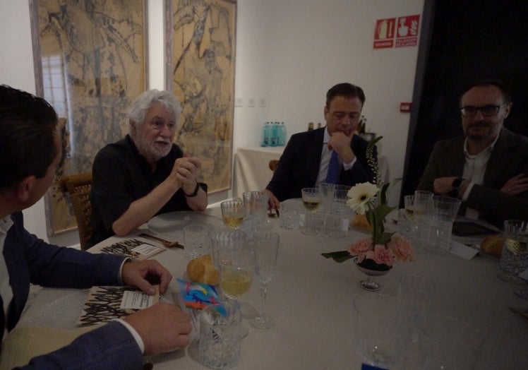 El alcalde de Mula con Cristóbal Gabarrón, el consejero Marcos Ortuño y el director de LA VERDAD, Víctor Rodríguez, durante el IV Encuentro de Arte y Gastronomía en el Museo Cristóbal Gabarrón de Mula.