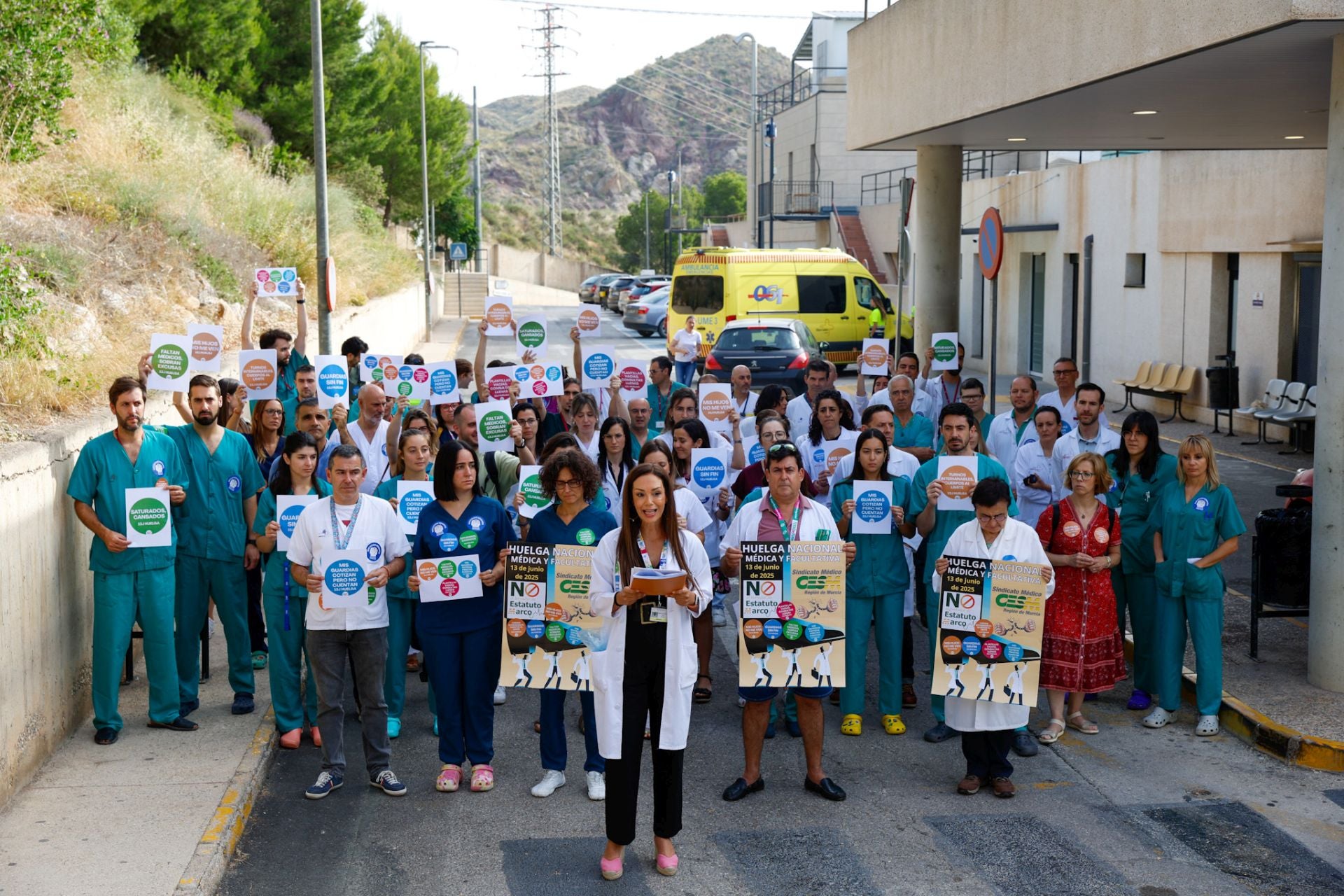 La huelga de médicos en los hospitales de Murcia, Cartagena y Lorca, en imágenes