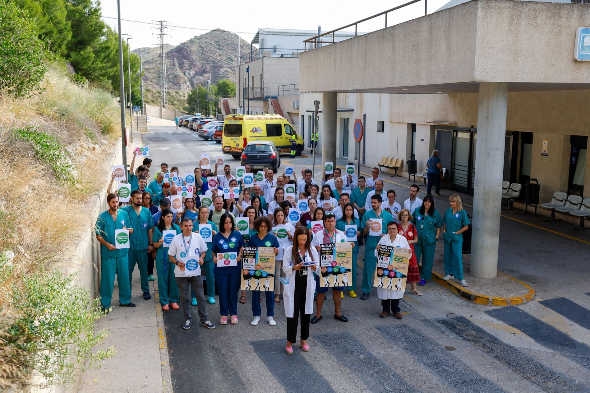 La huelga de médicos en los hospitales de Murcia, Cartagena y Lorca, en imágenes