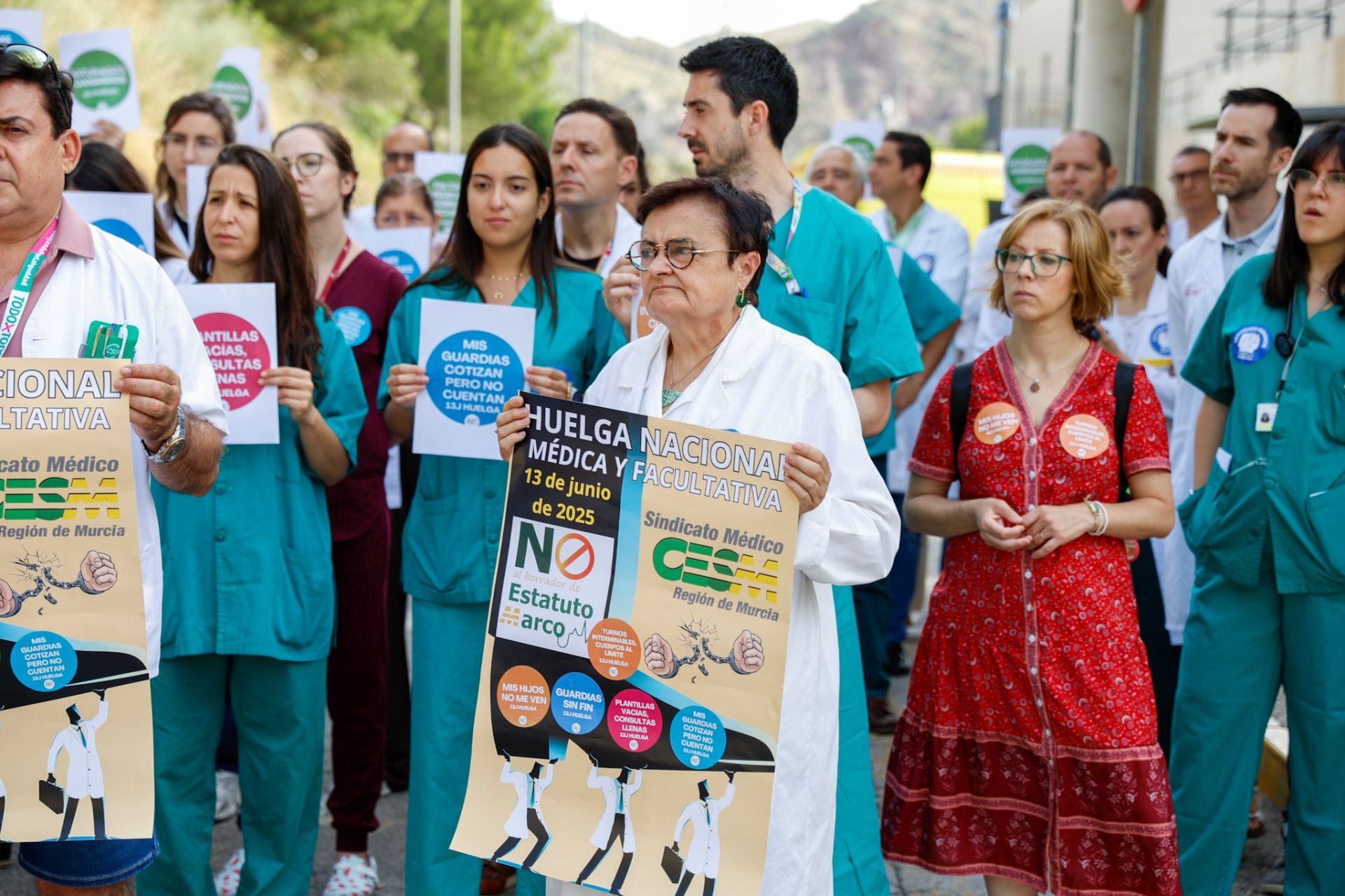 La huelga de médicos en los hospitales de Murcia, Cartagena y Lorca, en imágenes