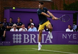Carlos Alcaraz, durante un partido ante Francisco Cerúndolo en Queen's el año pasado.