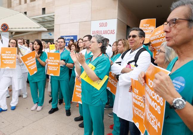 La protesta de los médicos, este viernes, en el hospital Santa Lucía de Cartagena.