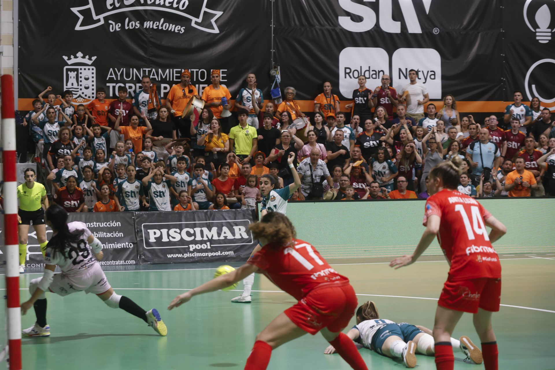 Las imágenes del partido entre el STV Roldán y el Futsi Navalcarnero