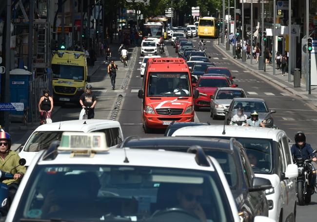 Tráfico intenso en Gran Vía tras las obras de movilidad.