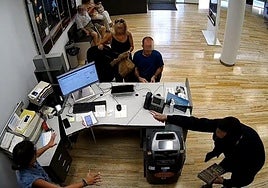 Secuencia captada por una cámara de seguridad del atraco en un banco en la pedanía murciana de El Esparragal.