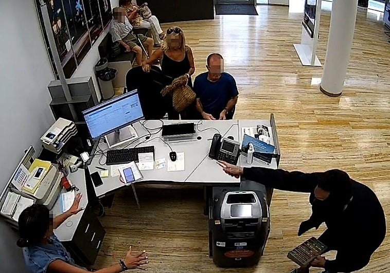 Secuencia captada por una cámara de seguridad del atraco en un banco en la pedanía murciana de El Esparragal.