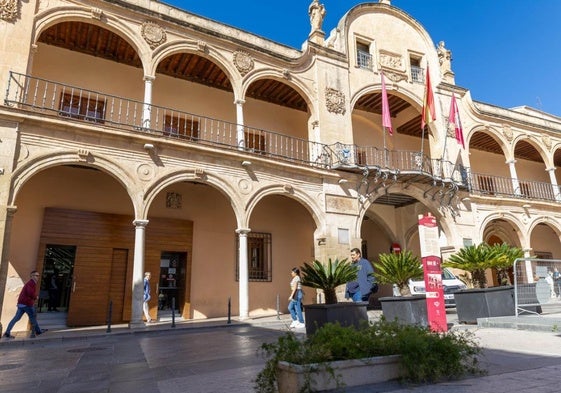 Fachada principal del Ayuntamiento, en la plaza de España.