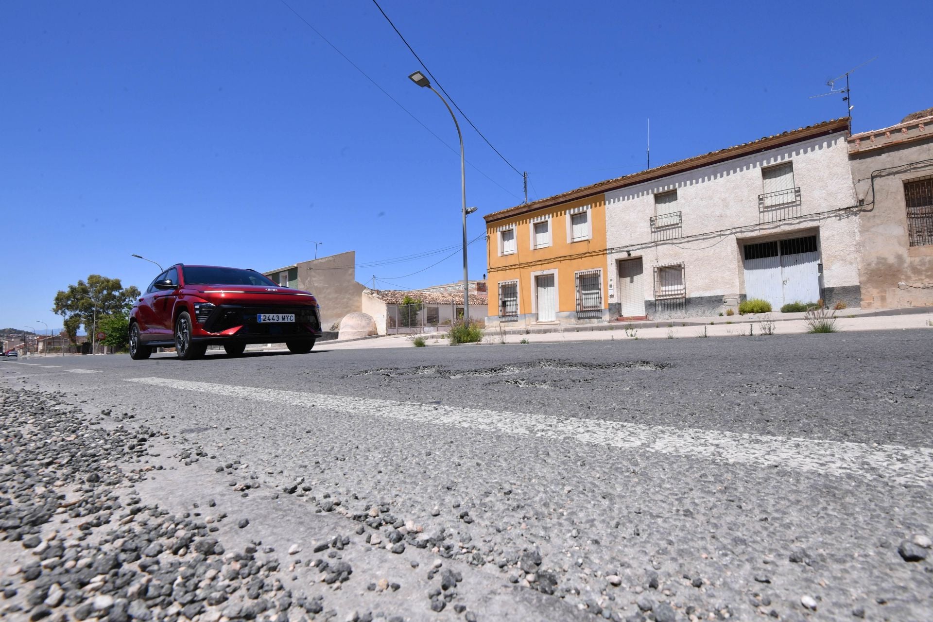 Grietas y baches en la carretera N-340 entre Murcia y Santomera