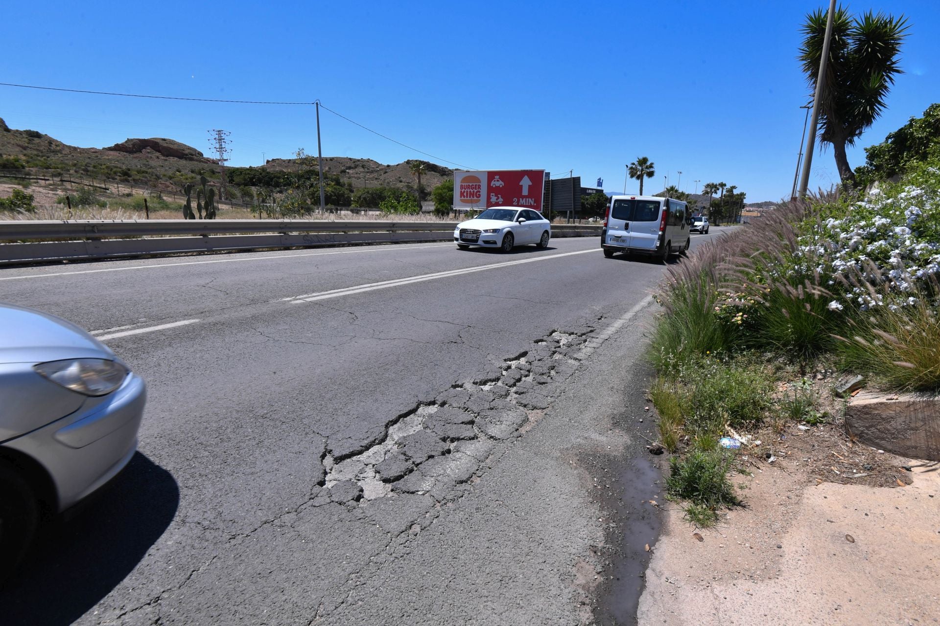 Grietas y baches en la carretera N-340 entre Murcia y Santomera