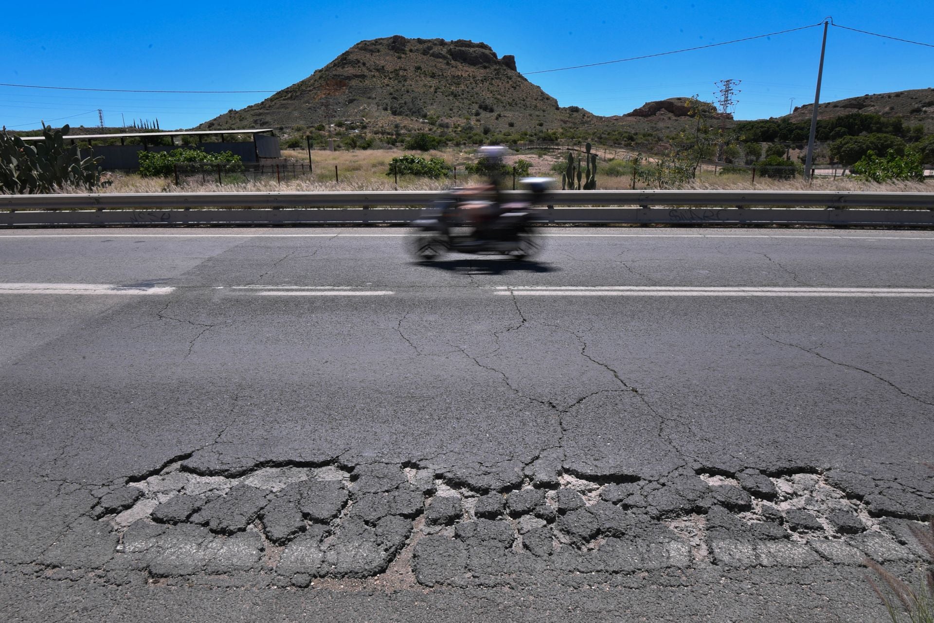 Grietas y baches en la carretera N-340 entre Murcia y Santomera