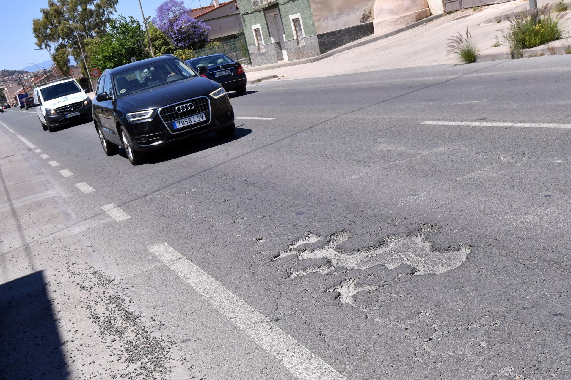 Grietas y baches en la carretera N-340 entre Murcia y Santomera