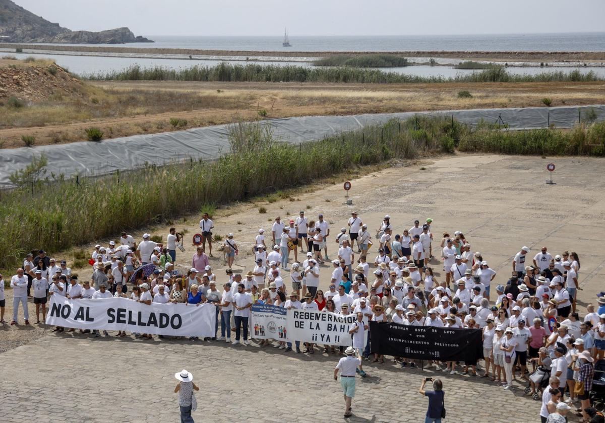 Protesta por la regeneración de la bahía de Portmán, en imágenes