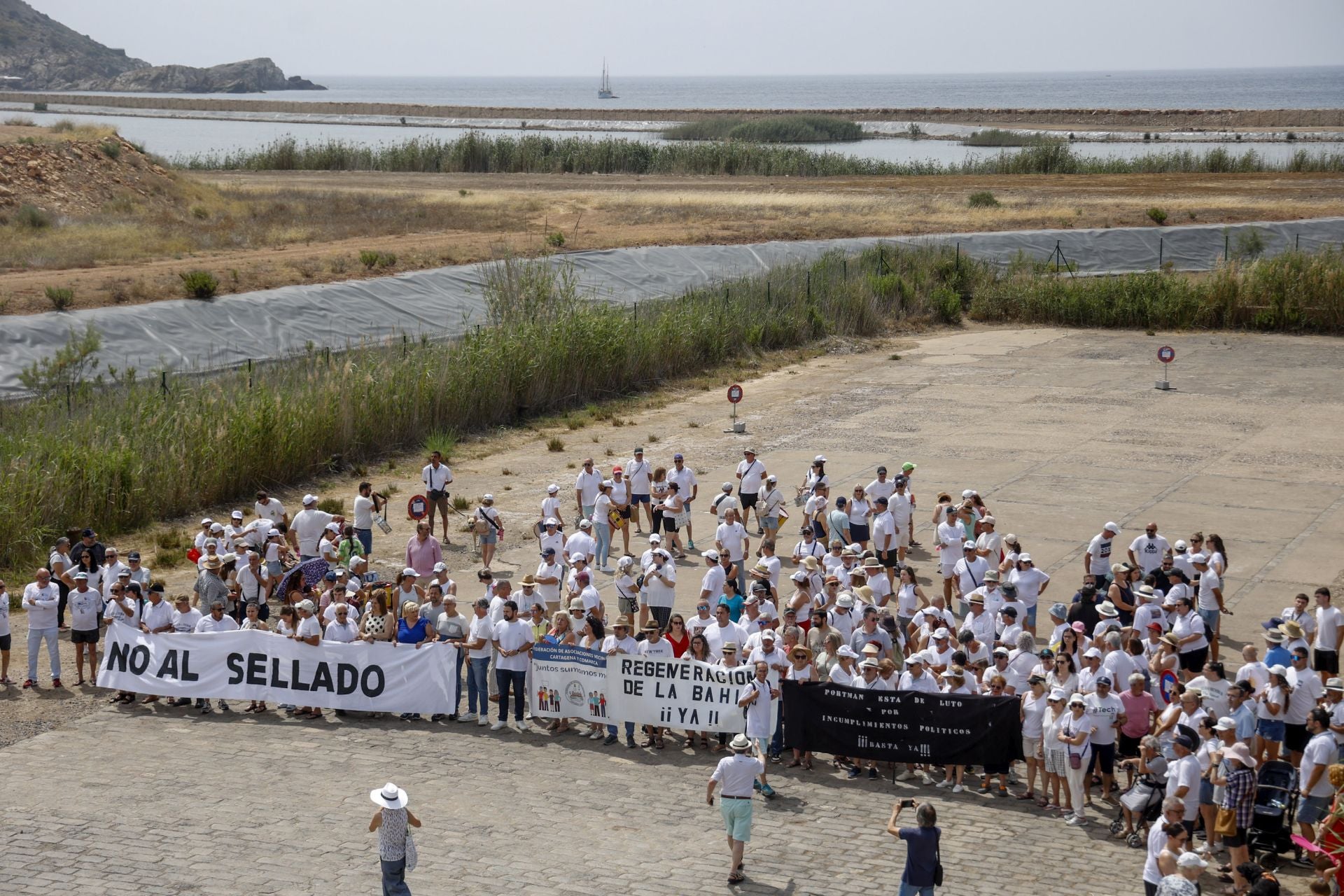 Protesta por la regeneración de la bahía de Portmán, en imágenes