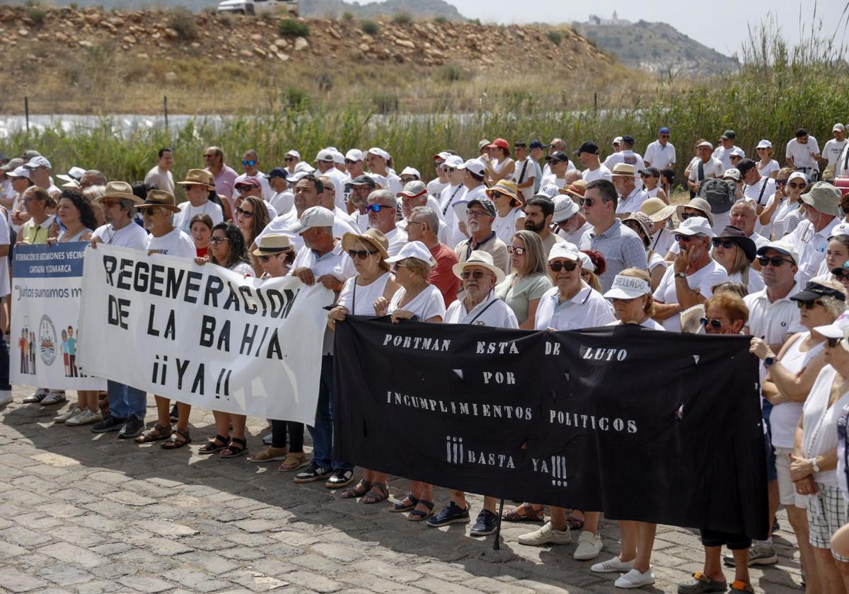 Protesta de los vecinos por la regeneración de la bahía de Portmán, este domingo.