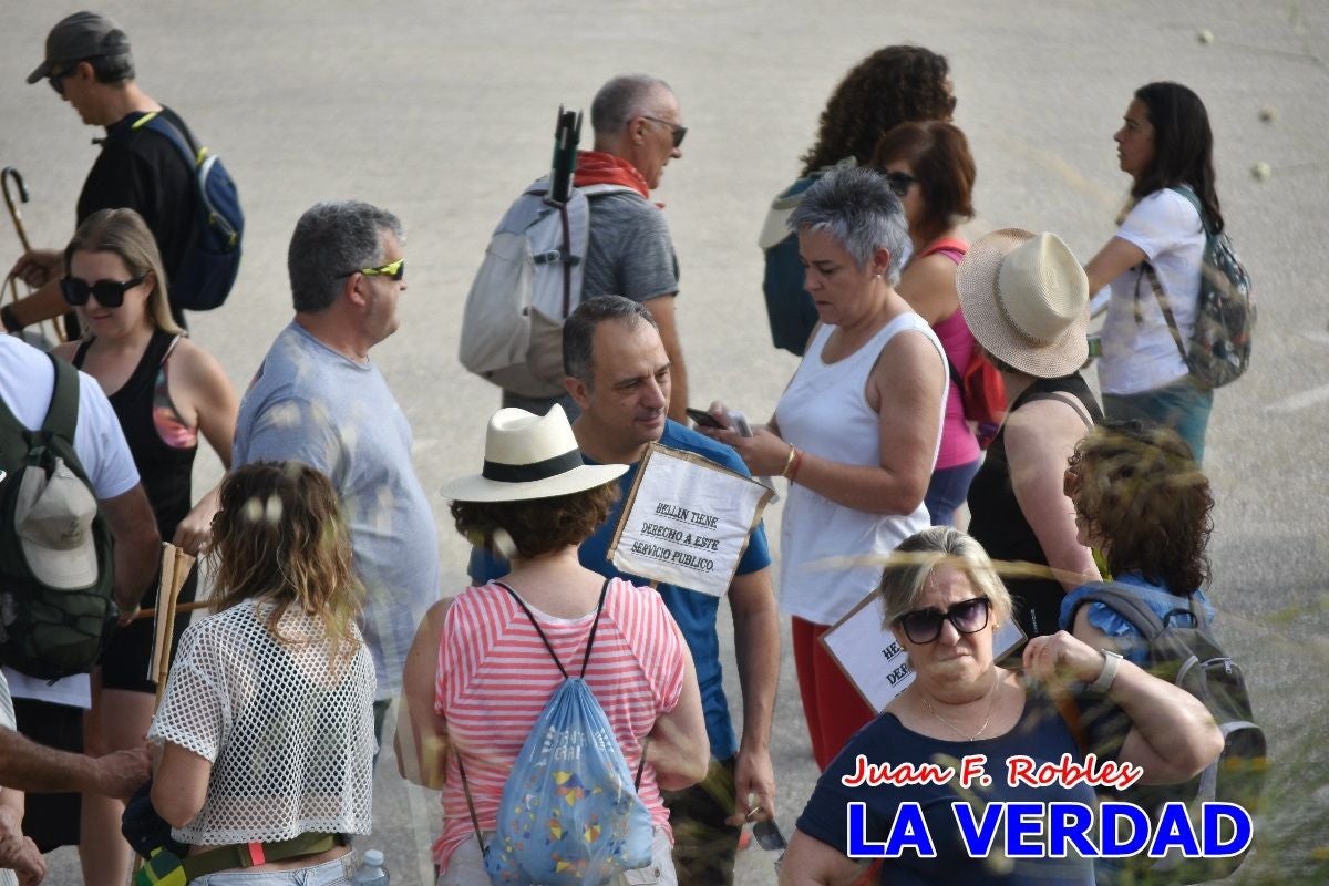 Imágenes de la marcha convocada por Plaza Nueva por la conexión ferroviaria con Albacete