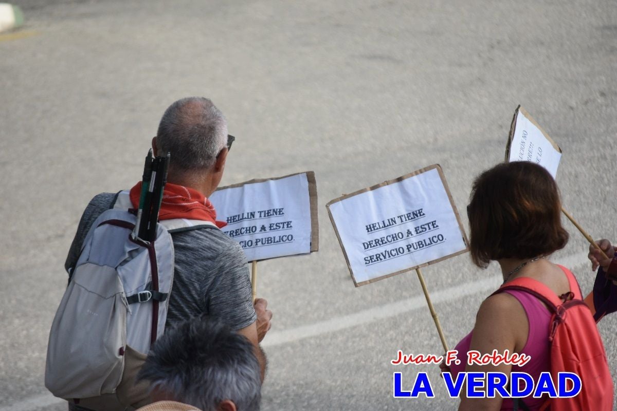 Imágenes de la marcha convocada por Plaza Nueva por la conexión ferroviaria con Albacete
