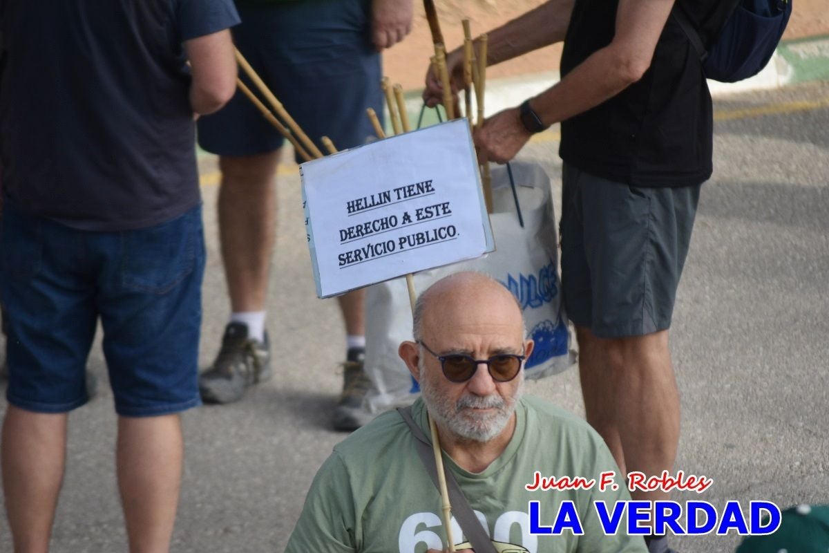 Imágenes de la marcha convocada por Plaza Nueva por la conexión ferroviaria con Albacete
