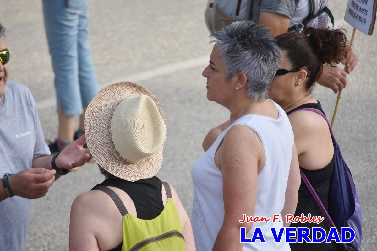 Imágenes de la marcha convocada por Plaza Nueva por la conexión ferroviaria con Albacete