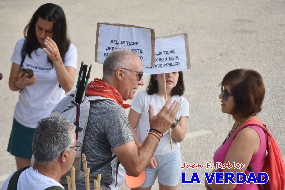 Imágenes de la marcha convocada por Plaza Nueva por la conexión ferroviaria con Albacete