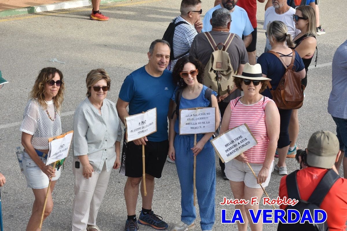 Imágenes de la marcha convocada por Plaza Nueva por la conexión ferroviaria con Albacete
