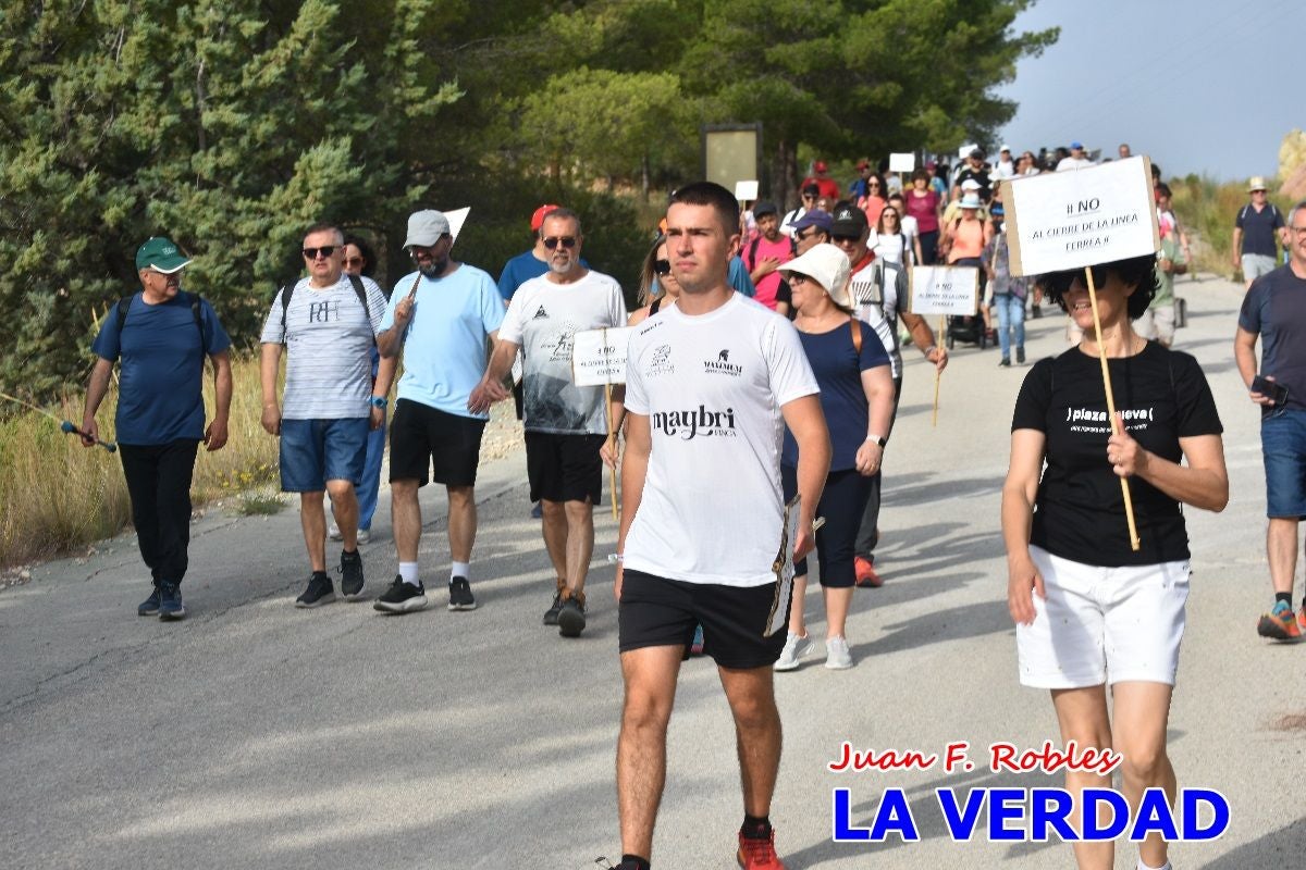 Imágenes de la marcha convocada por Plaza Nueva por la conexión ferroviaria con Albacete