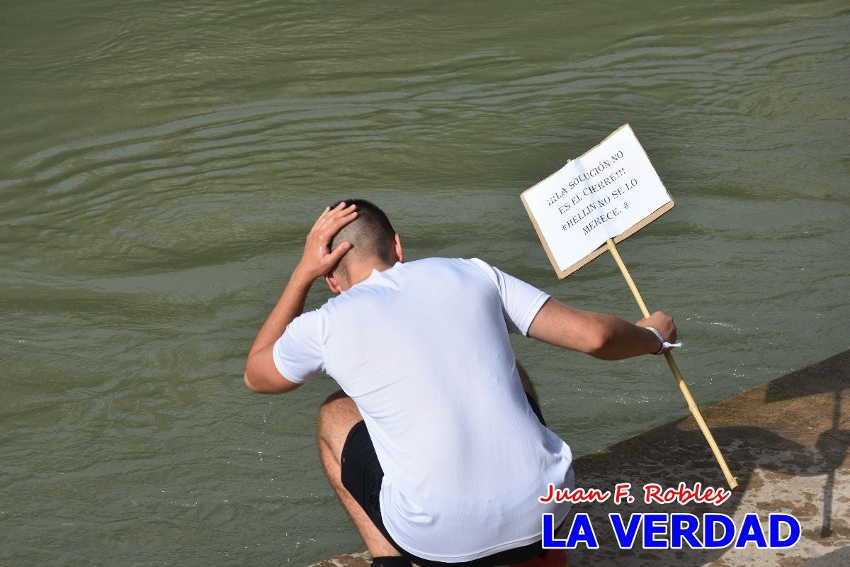 Imágenes de la marcha convocada por Plaza Nueva por la conexión ferroviaria con Albacete