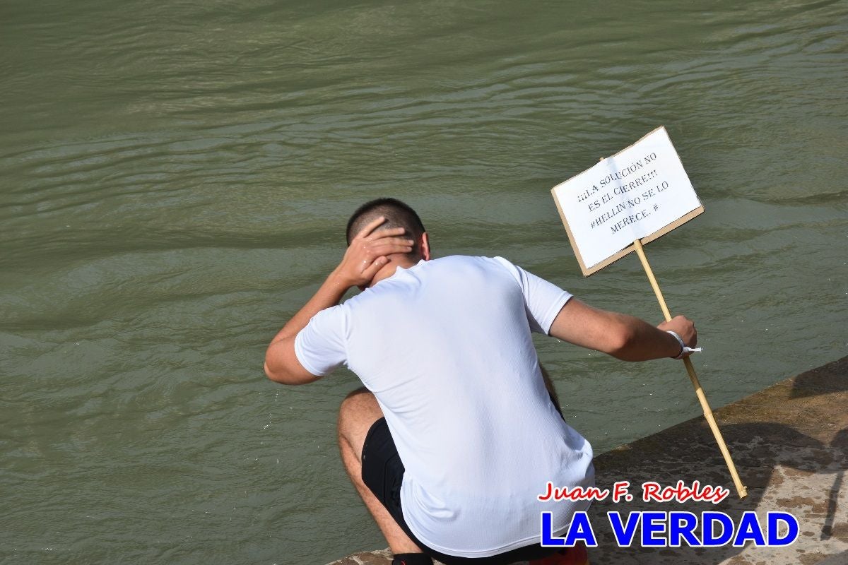 Imágenes de la marcha convocada por Plaza Nueva por la conexión ferroviaria con Albacete