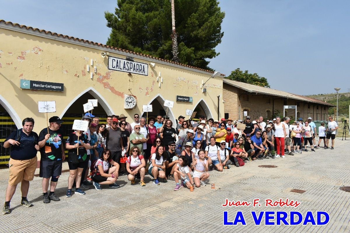 Imágenes de la marcha convocada por Plaza Nueva por la conexión ferroviaria con Albacete