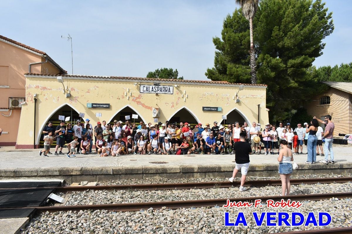 Imágenes de la marcha convocada por Plaza Nueva por la conexión ferroviaria con Albacete