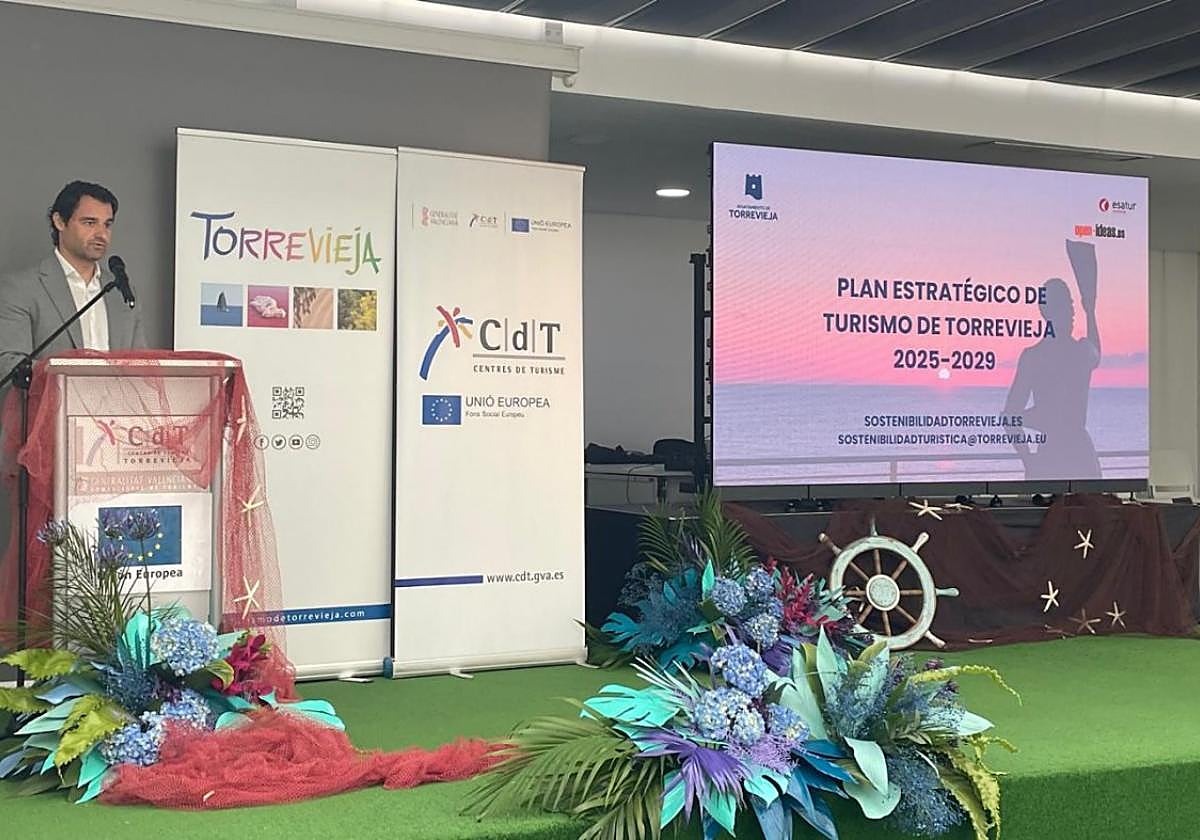 El alcalde de Torrevieja, Eduardo Dolón, este viernes en la presentación del plan estratégico de turismo.