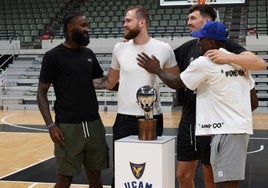 Radovic es abrazado por sus compañeros Sant-Roos, Kurucs y Ennis, este pasado miércoles.