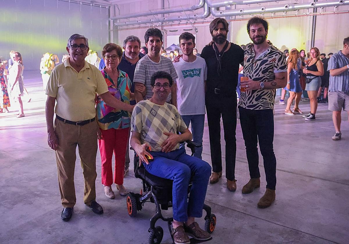 Rafa Val y Alberto Cantúa, cantante y guitarrista de Viva Suecia, junto a Marcos Pérez y otros enfermos de Nieman-Pick y sus padres.