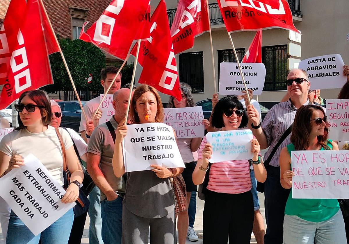 Trabajadores de Extranjería durante la protesta de este lunes.