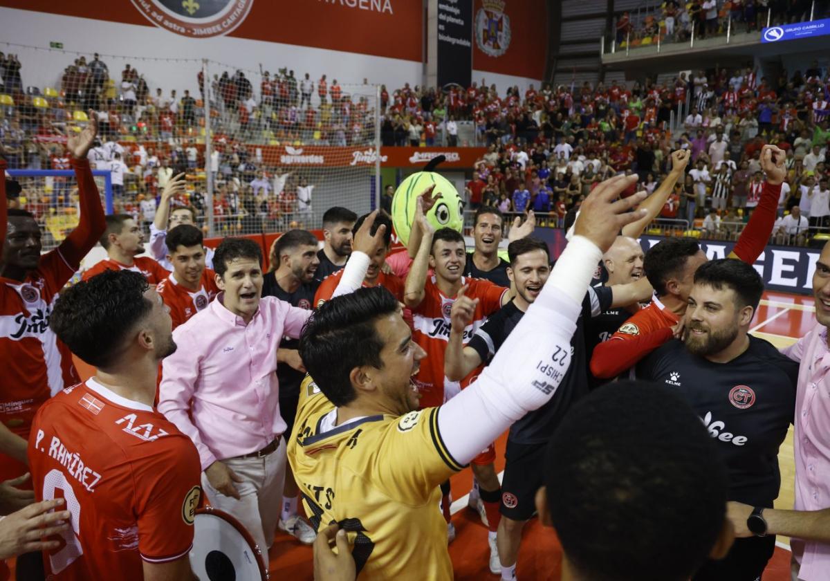 Duda, con camisa rosa en el centro de la pista, celebra con los jugadores el pase a la final tras golear a ElPozo el pasado sábado (5-0).