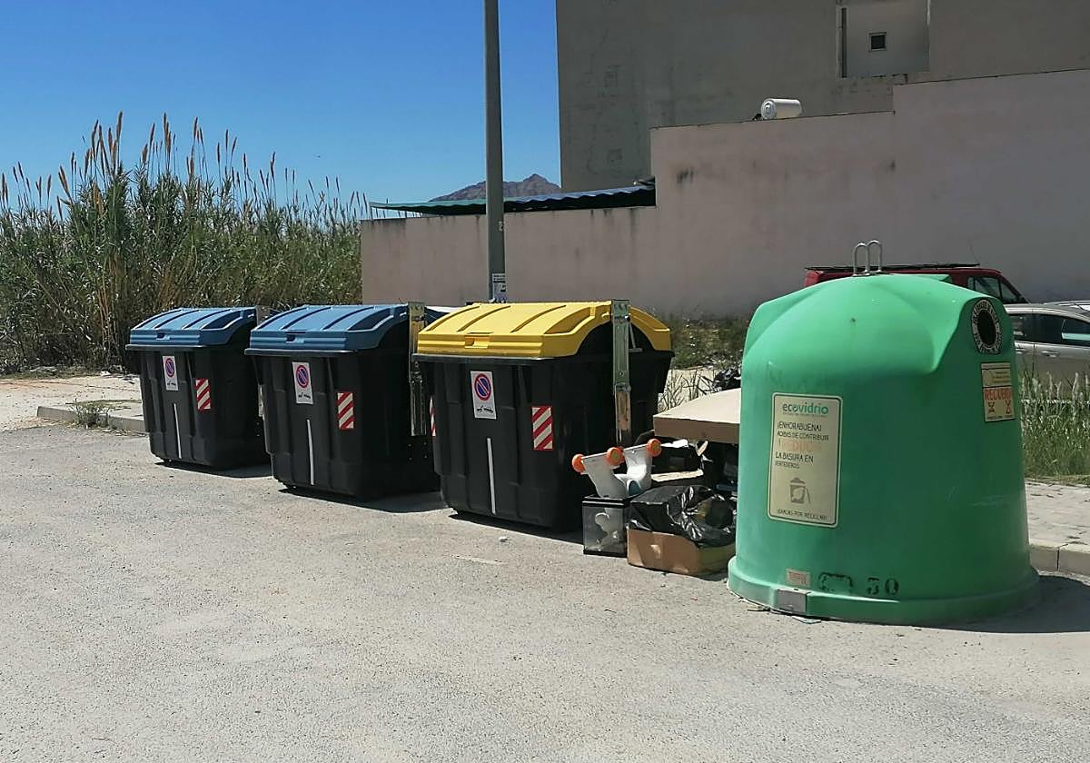 Contenedores para el depósito de cartón y papel, y envases ligeros.